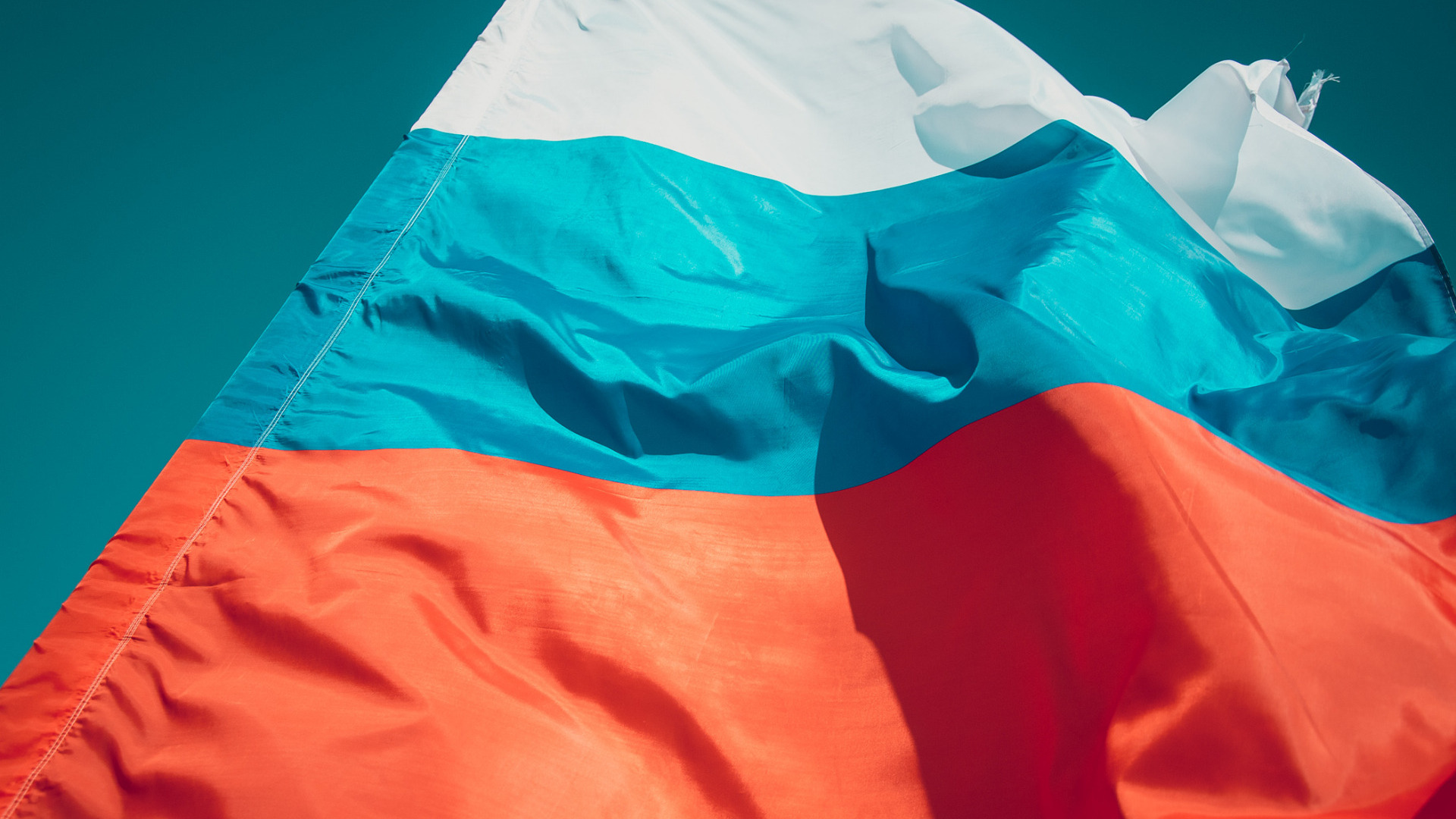 Огромное полотнище российского флага развернут в ЦПКиО