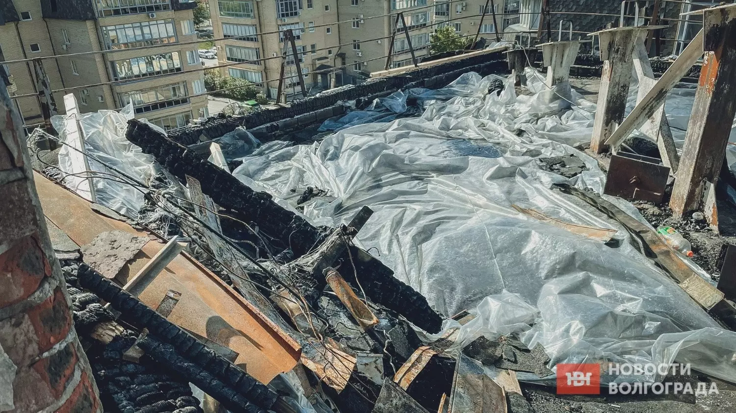 Крыша обгорела полностью, жильцам пришлось укрывать её собственными силами