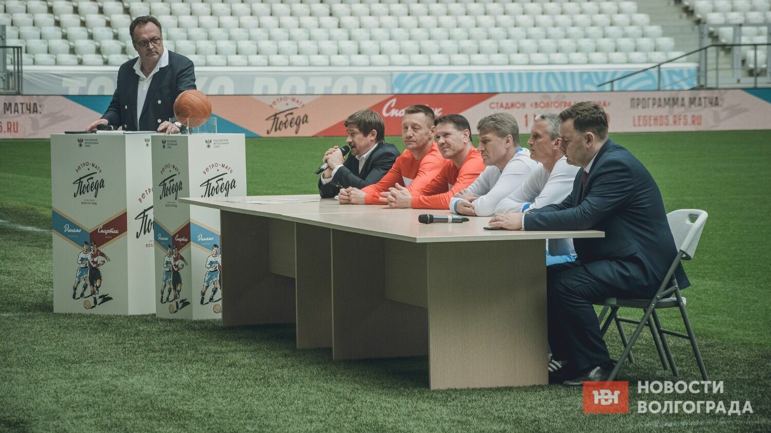 На пресс-конференции перед ретро-матчем в Волгограде презентовали стилизованную под военную эпоху футбольную форму.