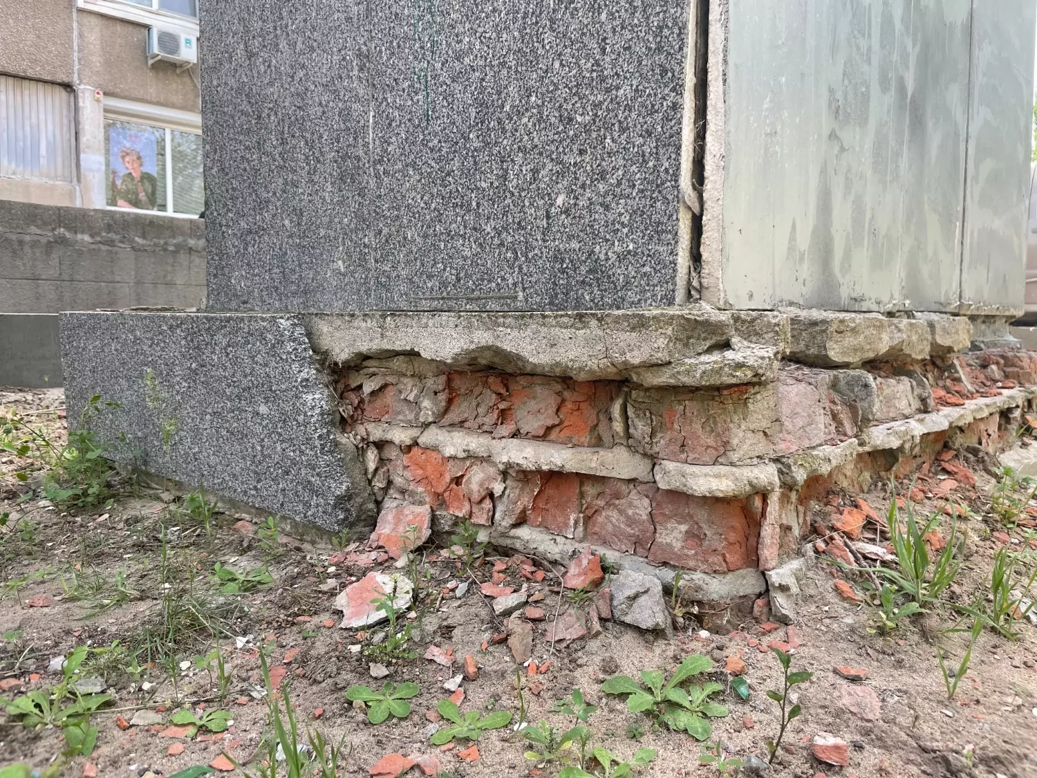 Памятник Куйбышеву разрушается в Волгограде