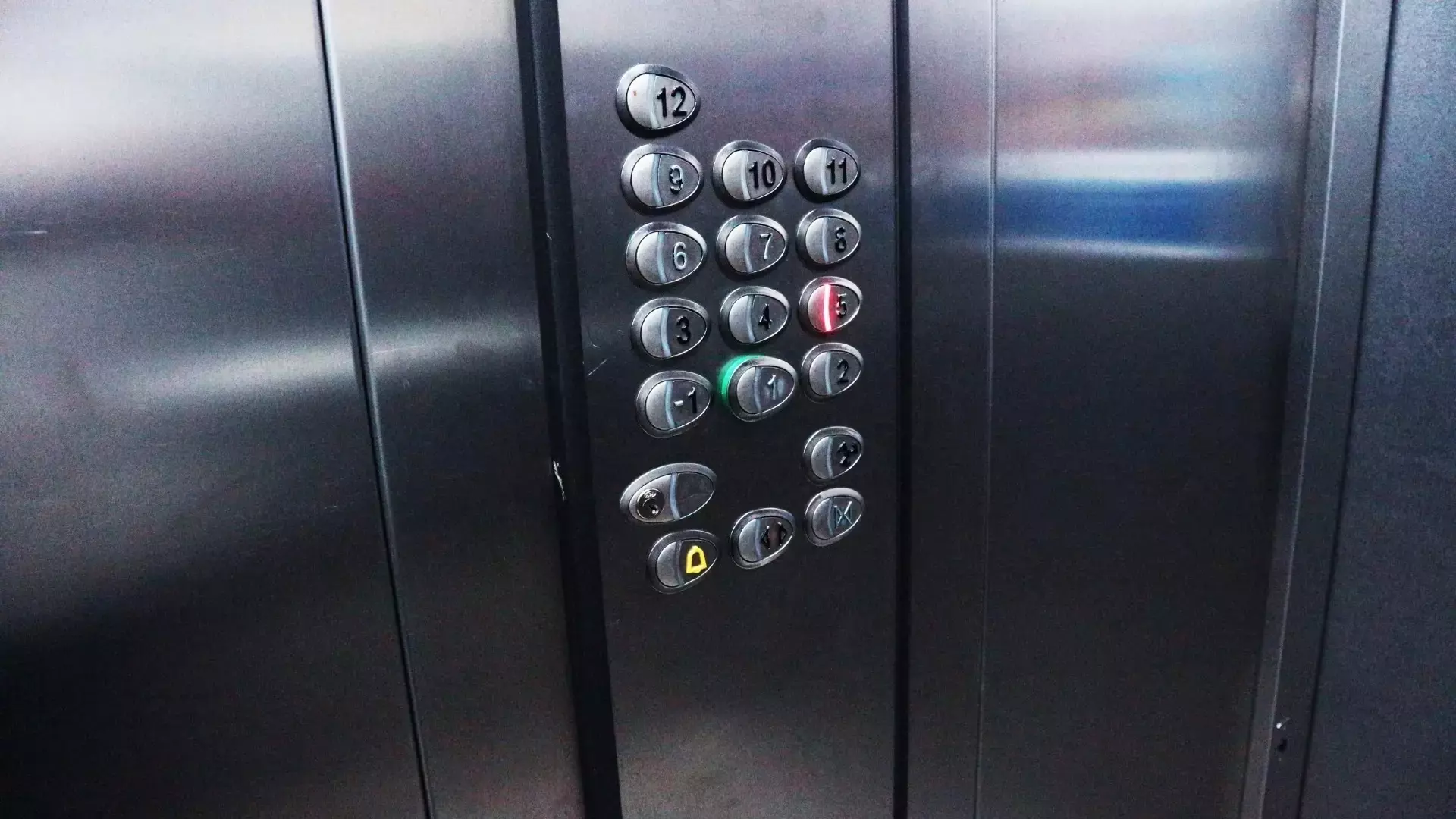 Куда жаловаться на неисправный лифт в доме
