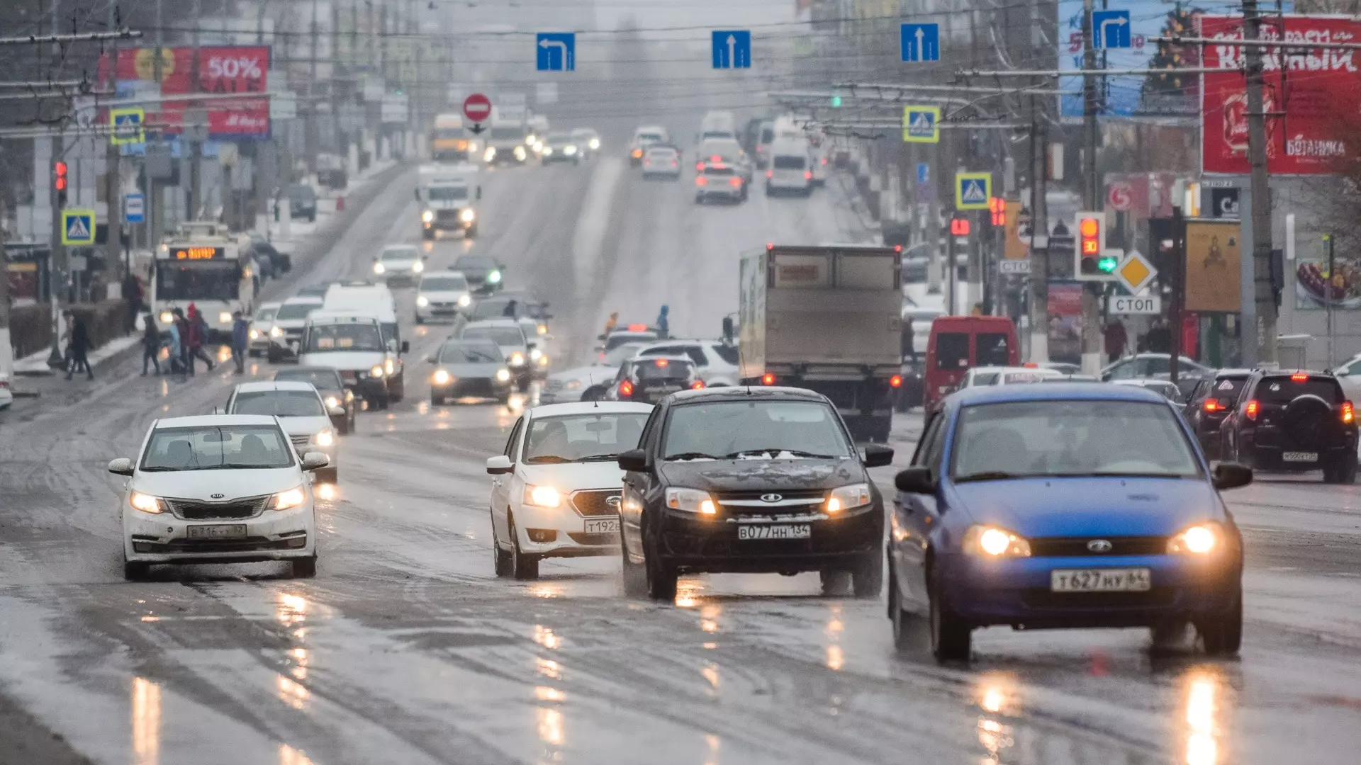 Движение остановилось в Волгограде из-за сильного дождя