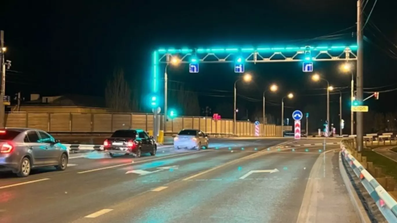 Гирлянда-светофор заработала на мосту в Волгограде