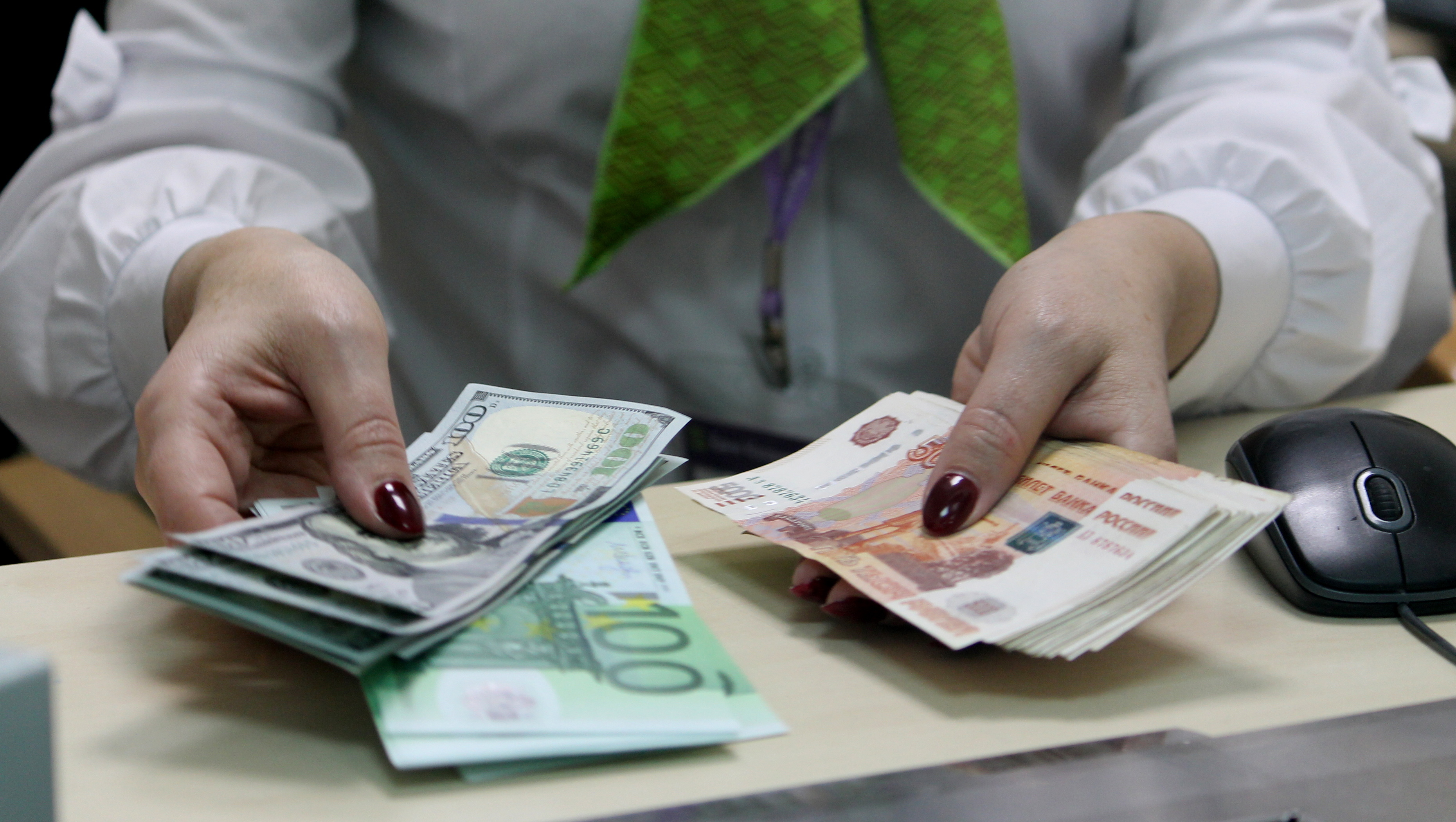 Когда курс доллара опустится ниже 100 рублей?