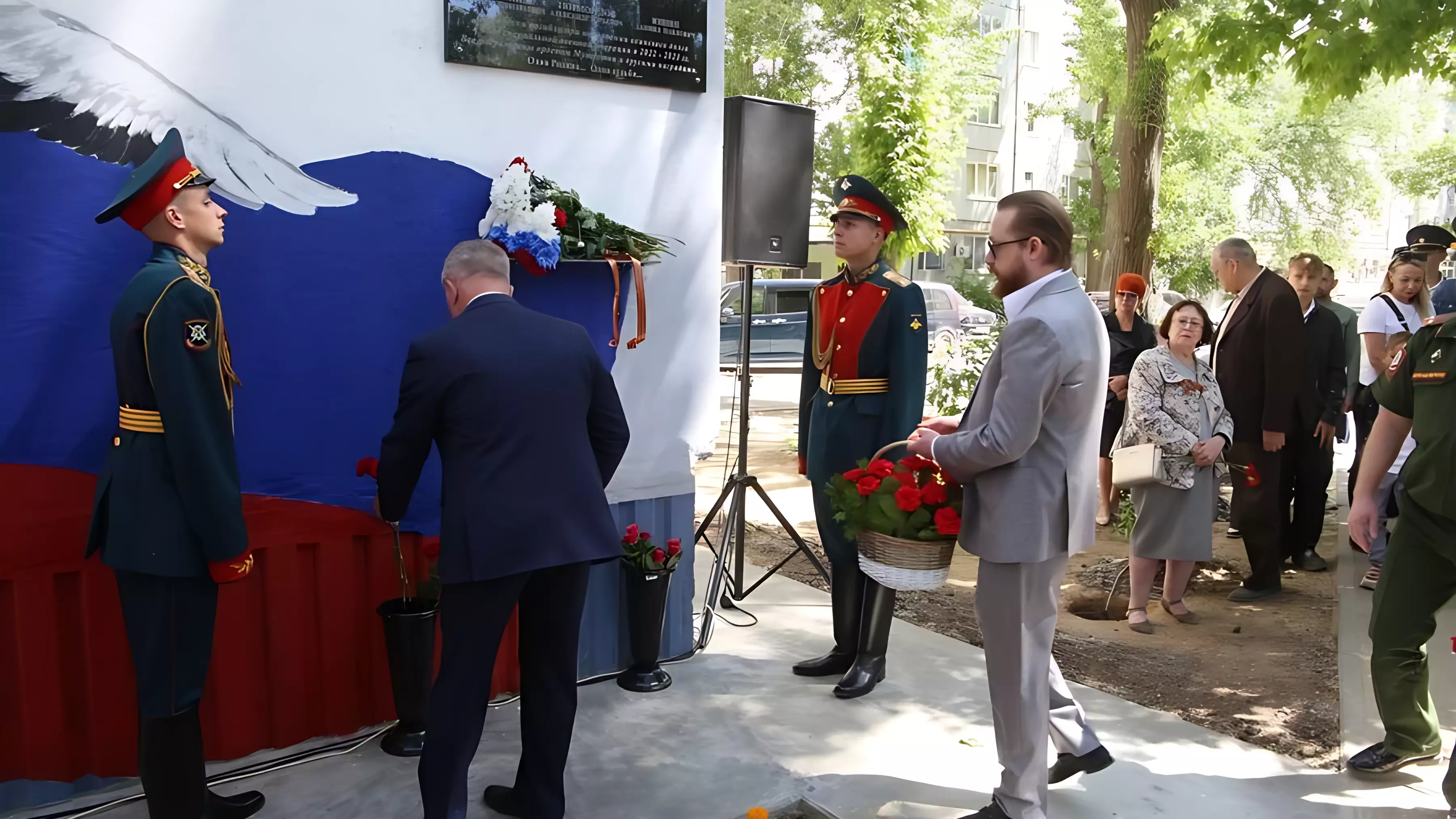 Мемориальную доску установили на фасаде дома в Дзержинском районе