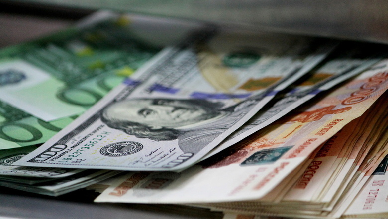Евро превысил доллар всего на полтора рубля впервые за 5 лет