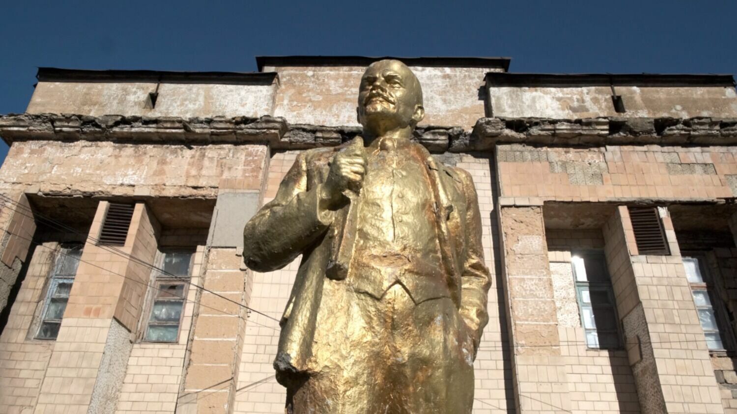 На фабрике бережно относятся к истории. До сих пор трудящихся каждое утро перед работой встречает памятник вождя мирового пролетариата Владимира Ленина. Сотрудники «Снежинки» ежегодно реставрируют монумент.