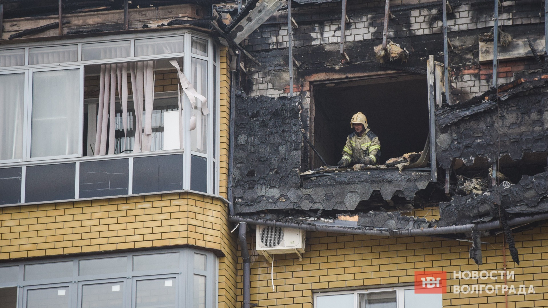 В результате пожара на западе Волгограда пострадали квартиры на пятом этаже и кровля