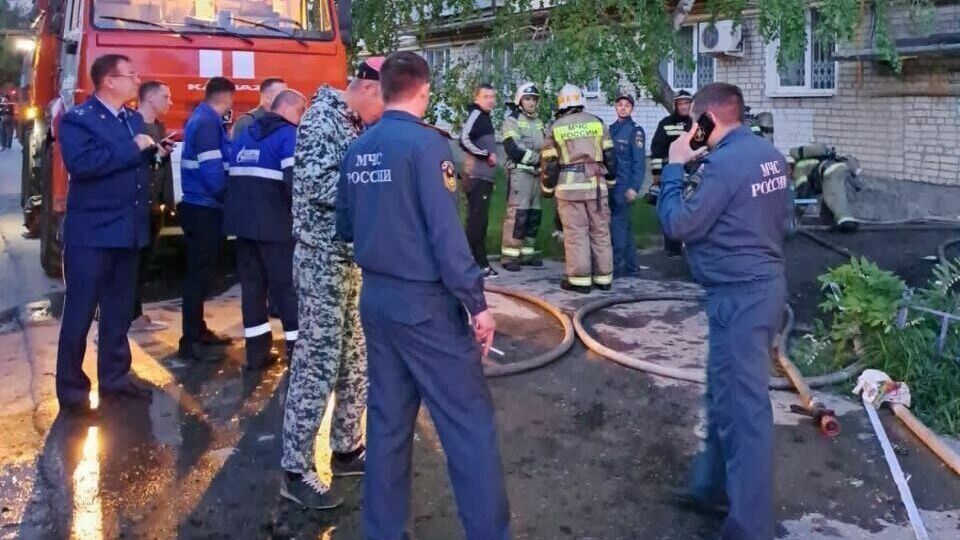 Спасатели обследуют дом в Михайловке после хлопка