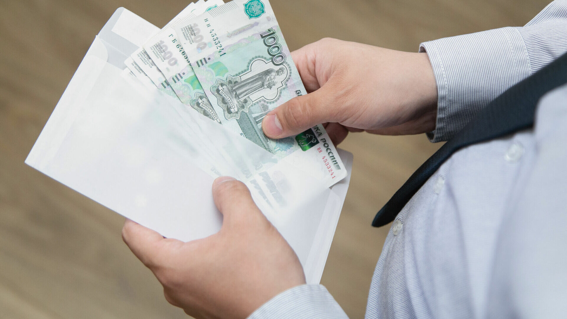 В Волгоградской области второй месяц снижается средняя зарплата.