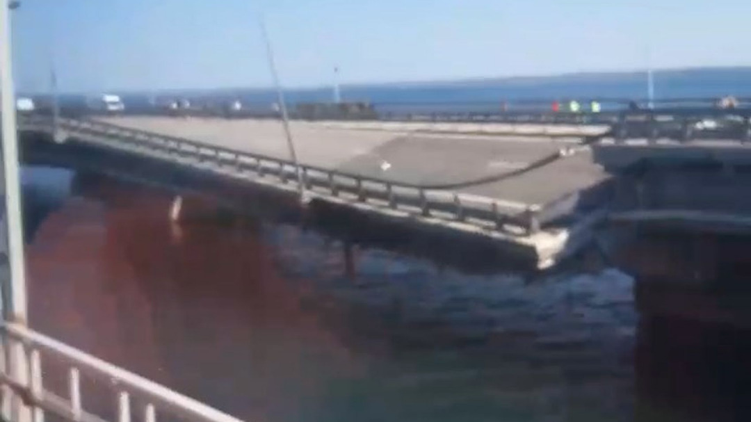 Волгоградцы увидели обрушившийся пролет автомобильной части Крымского моста