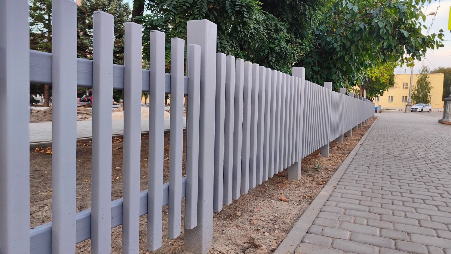 Вместо чугунной оградки по периметру площади появился серый забор