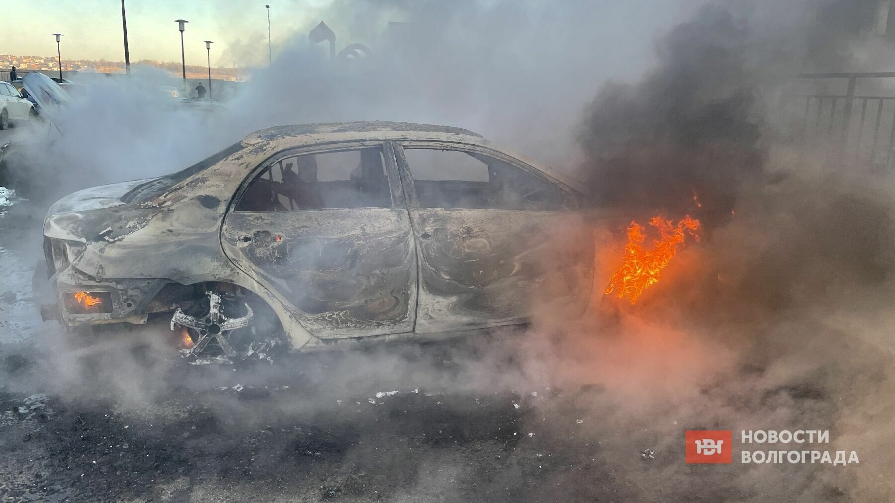 Появилось видео жуткого пожара с машинами в Волгограде