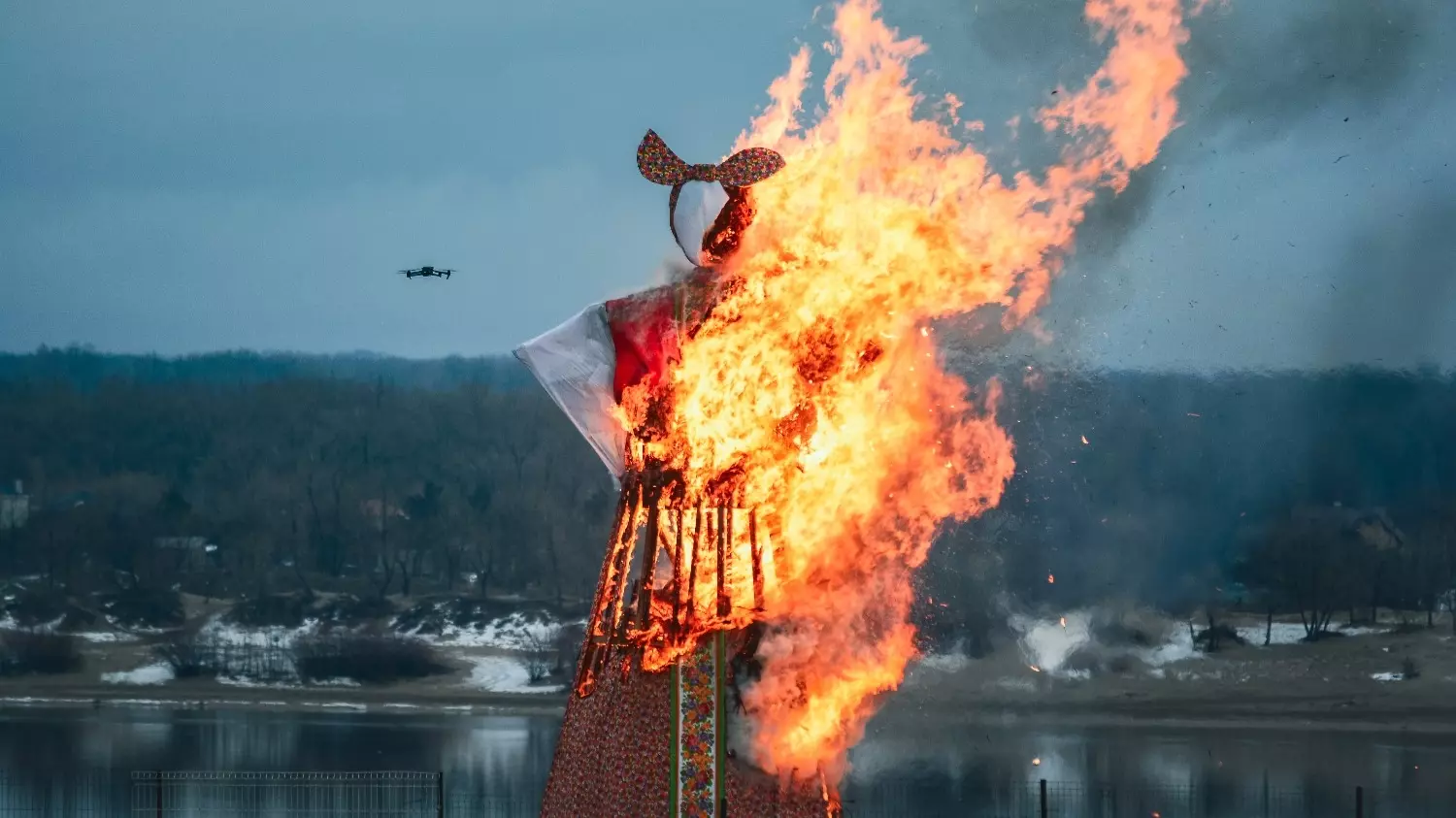 8-метровое чучело Масленицы сожгли в Волгограде