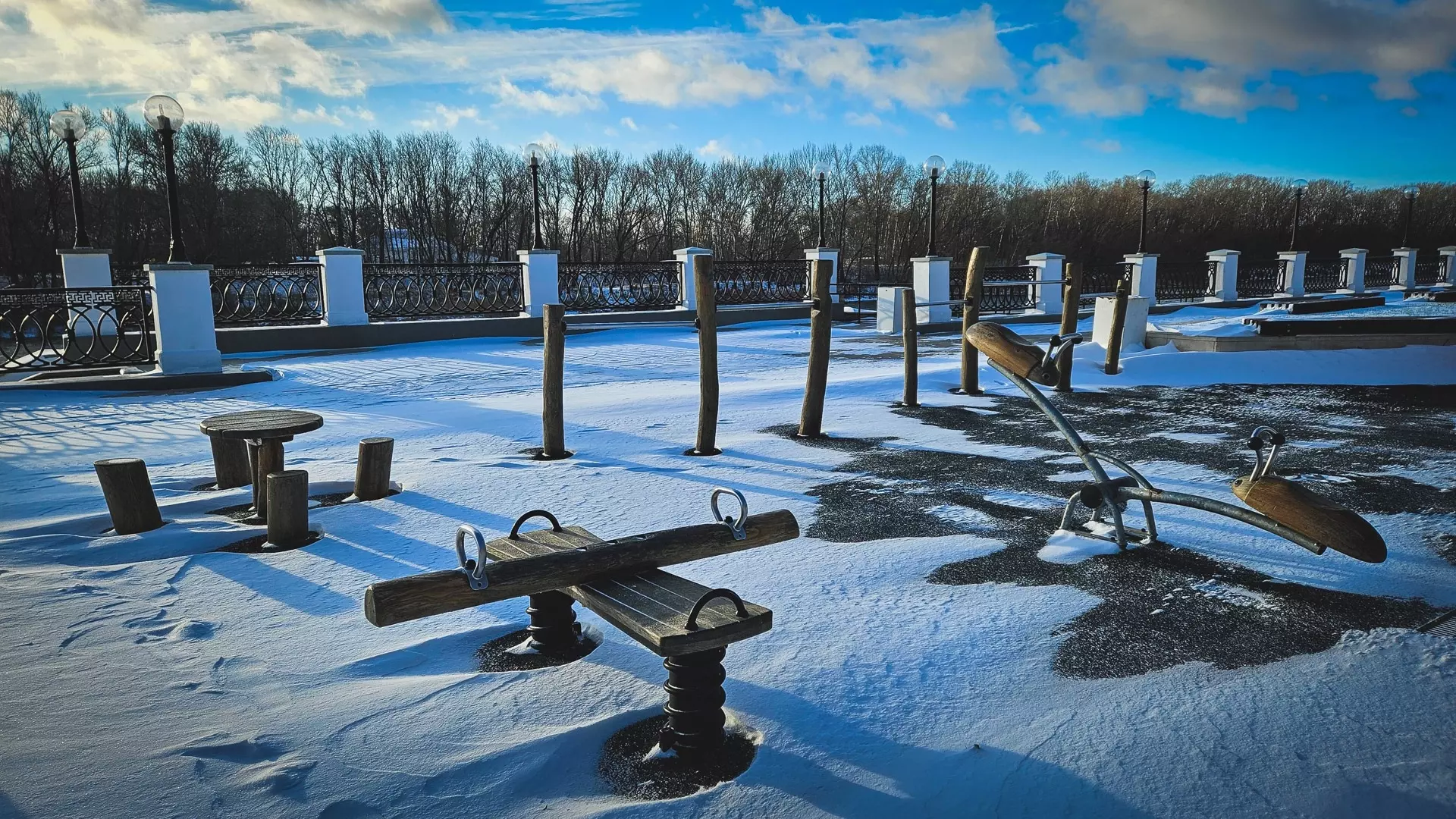 Волгоградец насмерть замерз в парке средь бела дня