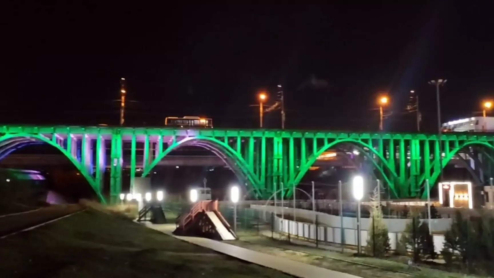Астраханский мост позеленел в Волгограде до конца ноября