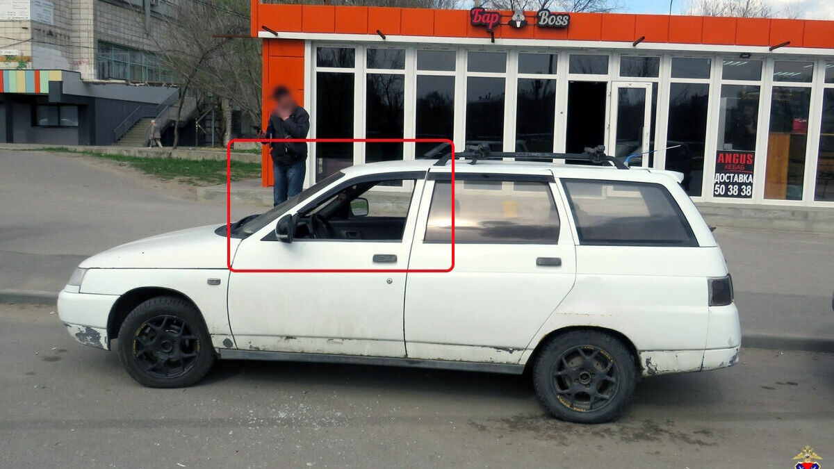 По улице катили ВАЗ: завести машину не смогли двое угонщиков в Волгограде