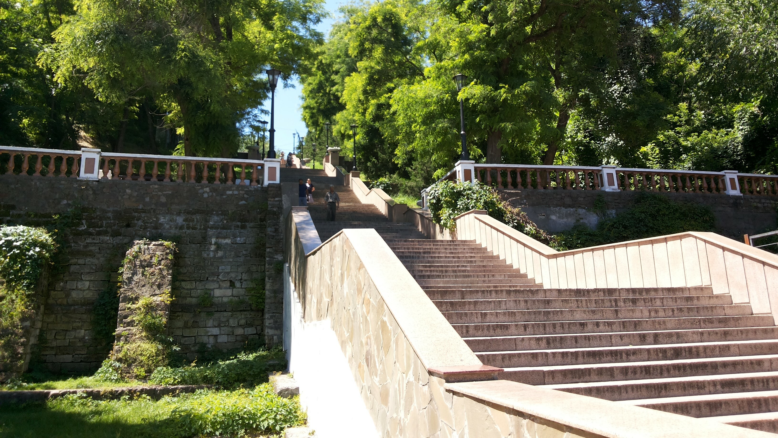Петровская лестница в Таганроге выходит к Пушкинской набережной