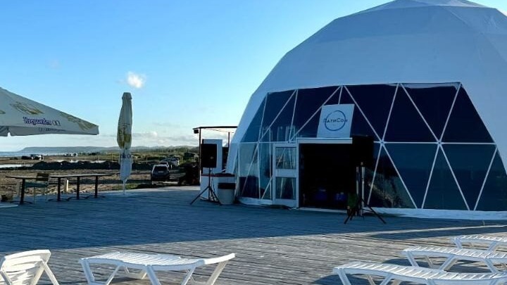 Уникальный экоотель ждёт первых гостей на сахалинском побережье