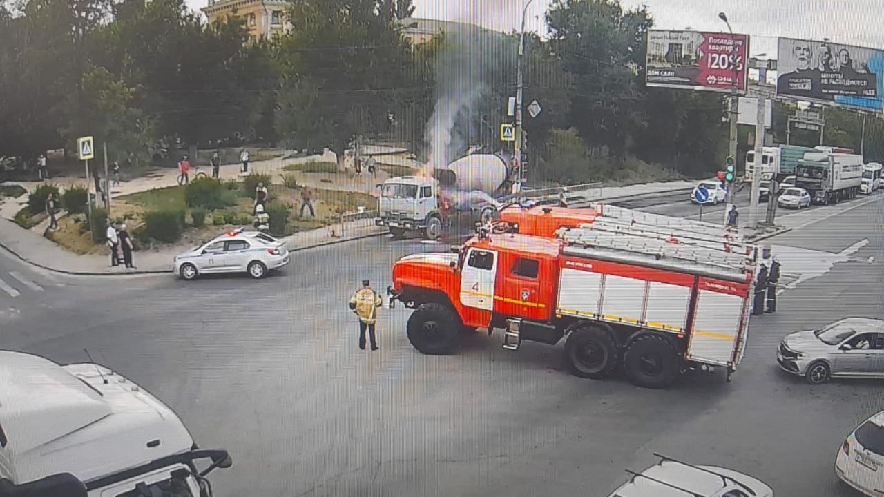 Бетономешалка загорелась на дороге в Волгограде