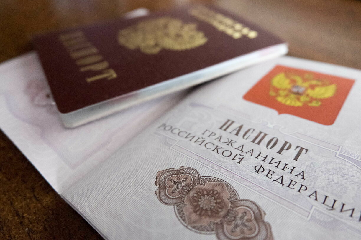 Волгоградцы могут пока не продлевать права и паспорта