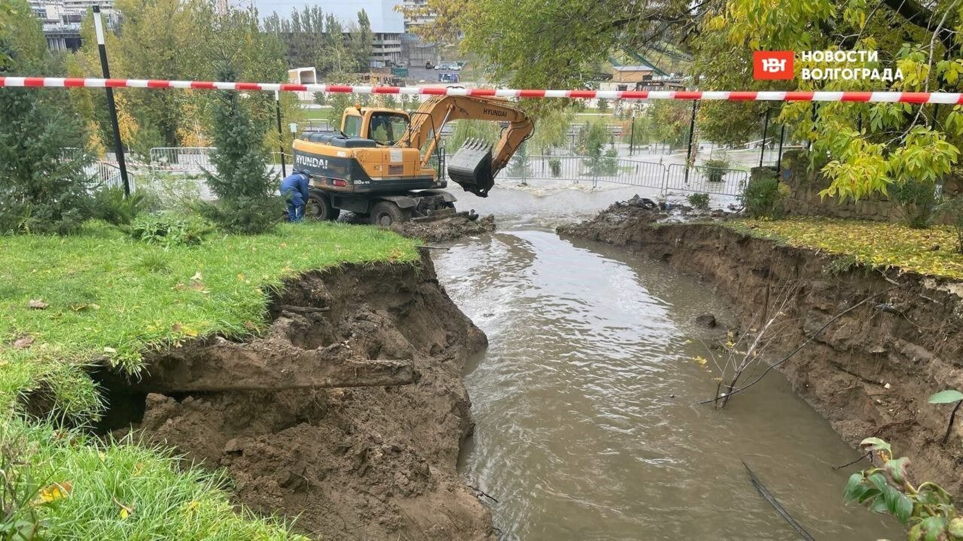 Между двумя реками люди прорыли. Прорыв канализации Волгоград 2022. Прорыв канализации в Волгограде. Прорыв водопровода. В Волгограде прорвало канализацию.