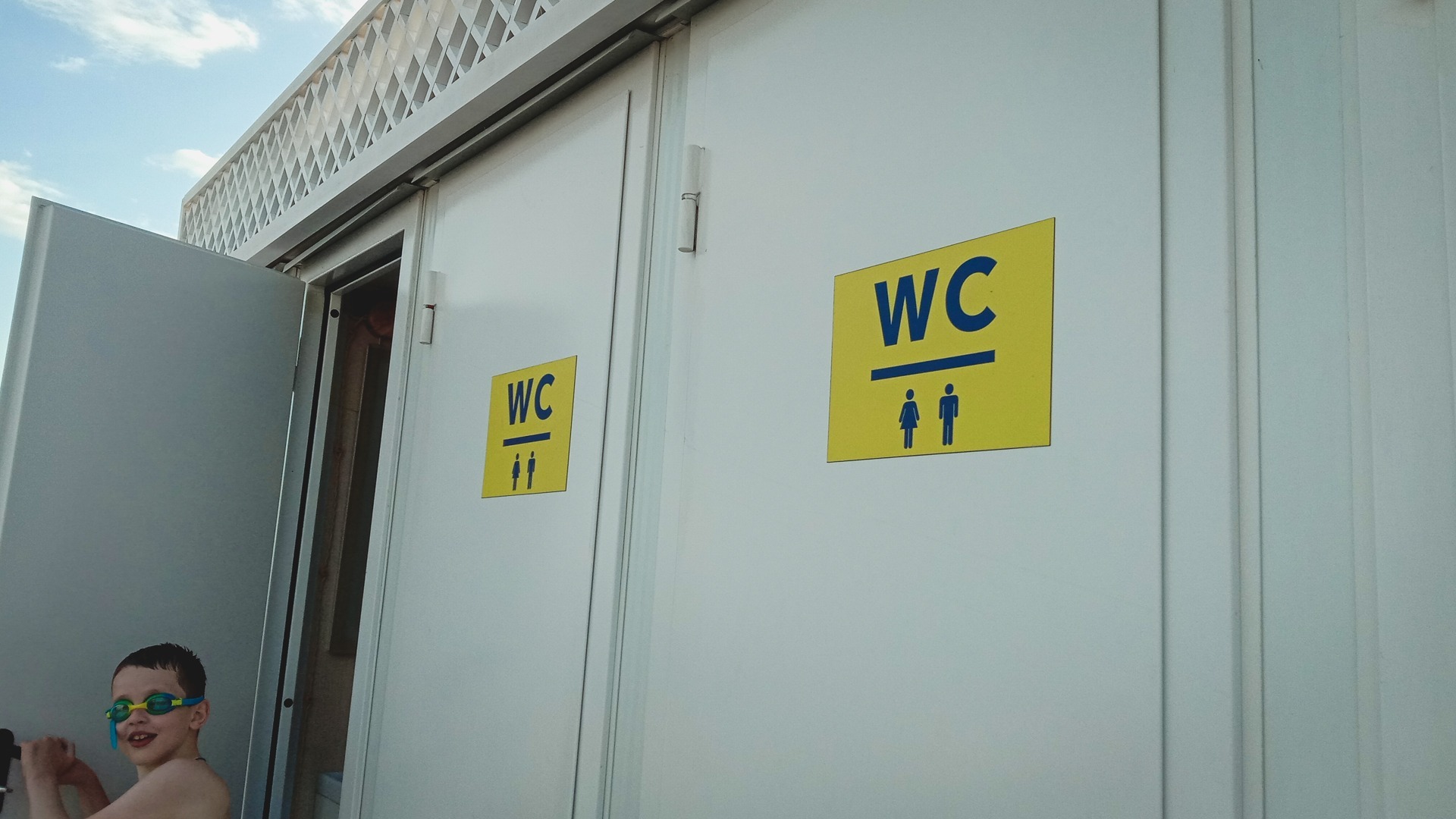 Поломанные и смердящие: что не так с общественными туалетами Волгограда