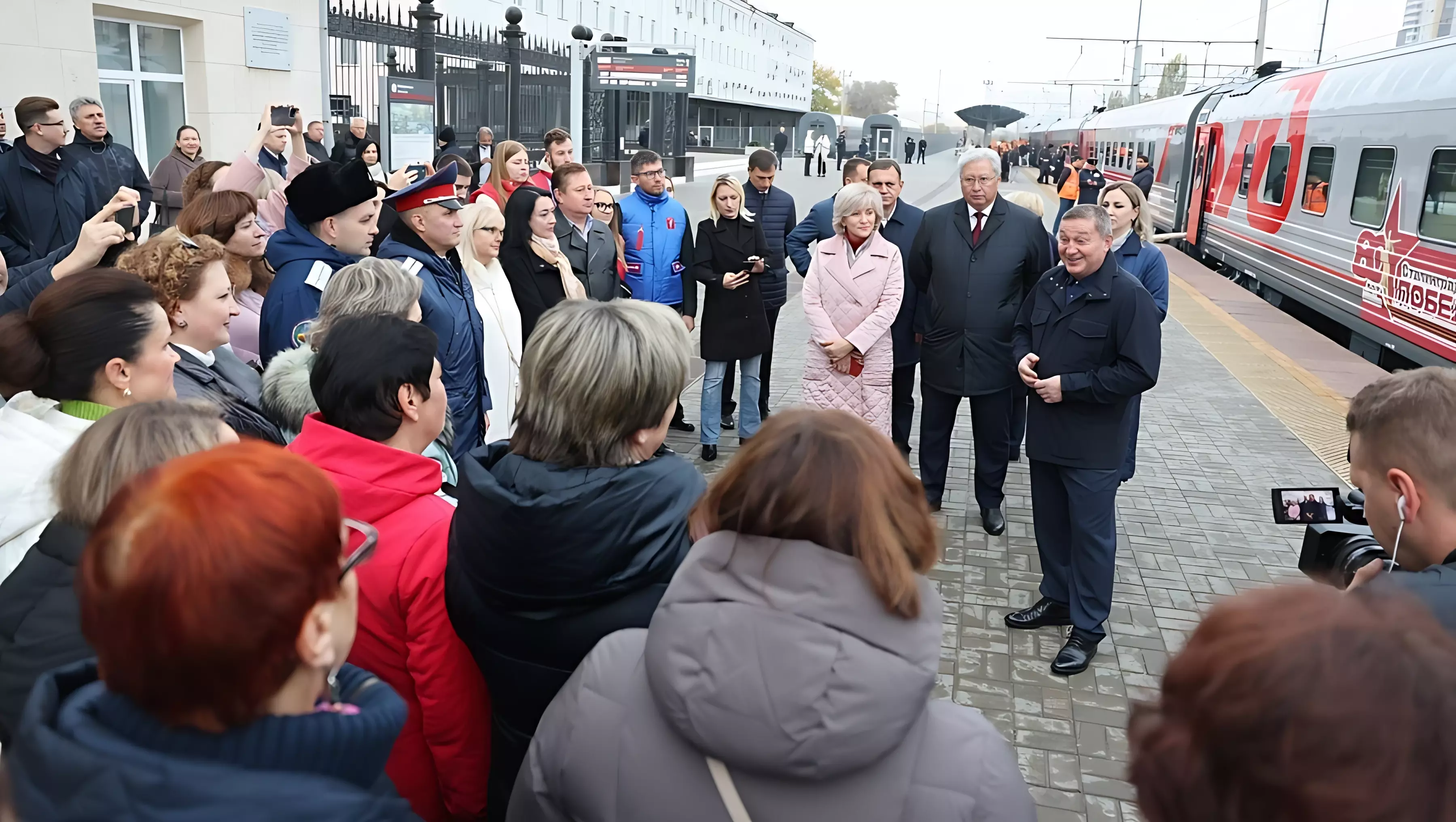  Проводить школьников в путь прибыл губернатор Волгоградской области 