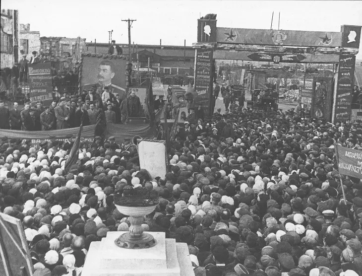 9 мая 1945 года в Сталинграде на заводе Красный Октябрь митинг в честь Победы