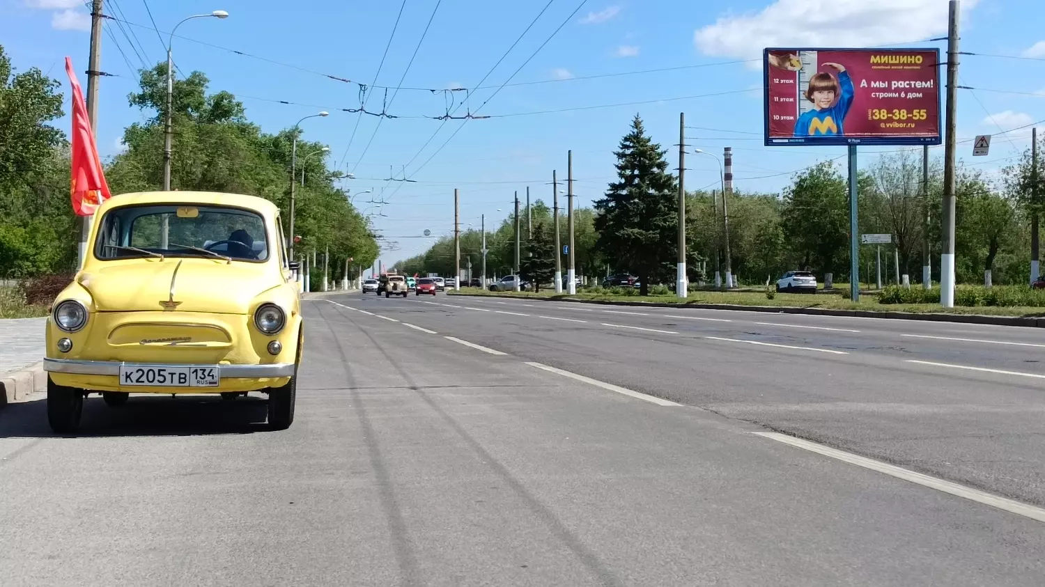 Ретроавтомобили проехали по центру Волгограда 9 мая