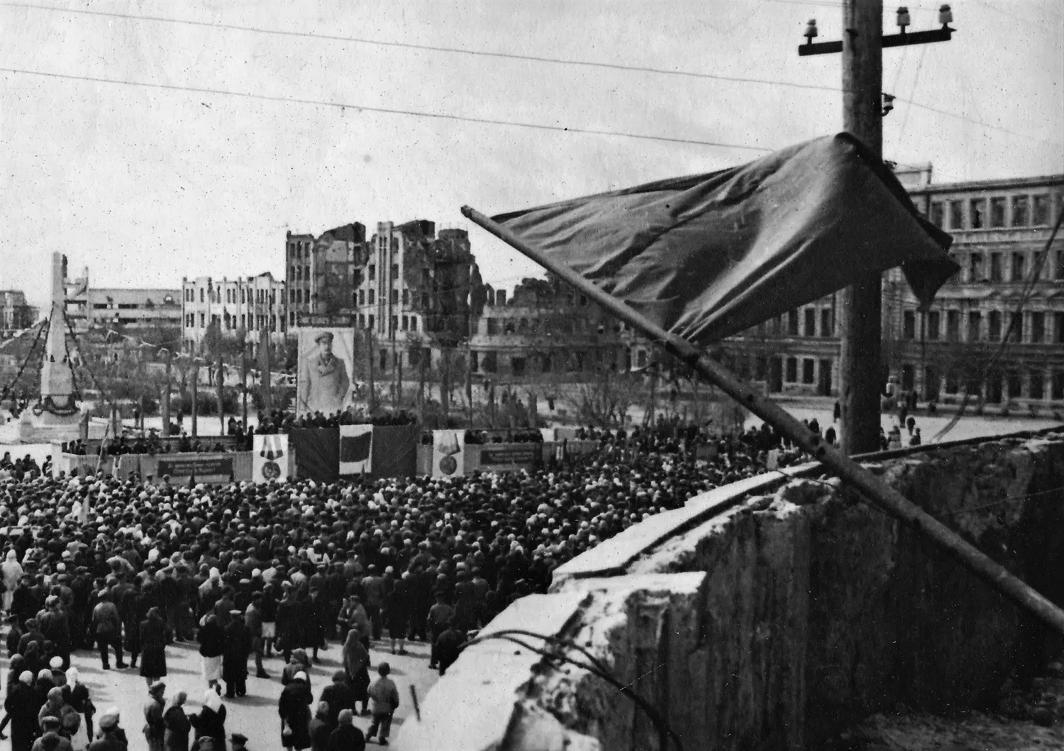 Митинг трудящихся города Сталинграда на площади Павших Борцов в день Победы