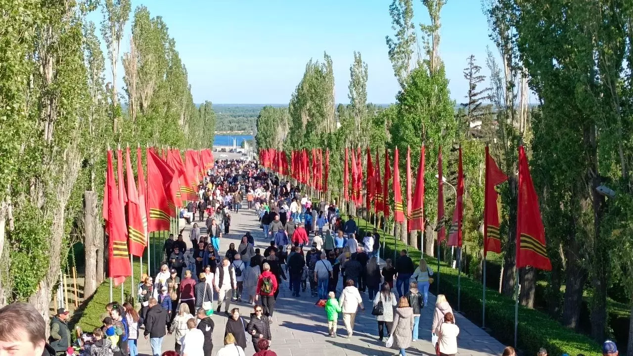 Тысячи людей посещают Мамаев курган 9 мая