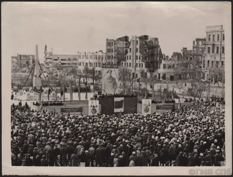 Митинг трудящихся города Сталинграда на площади Павших Борцов в день Победы